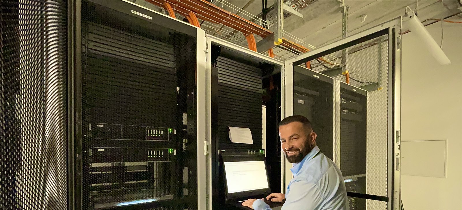 Mitarbeiterin im telefonischen IT-Support von DEMA IT